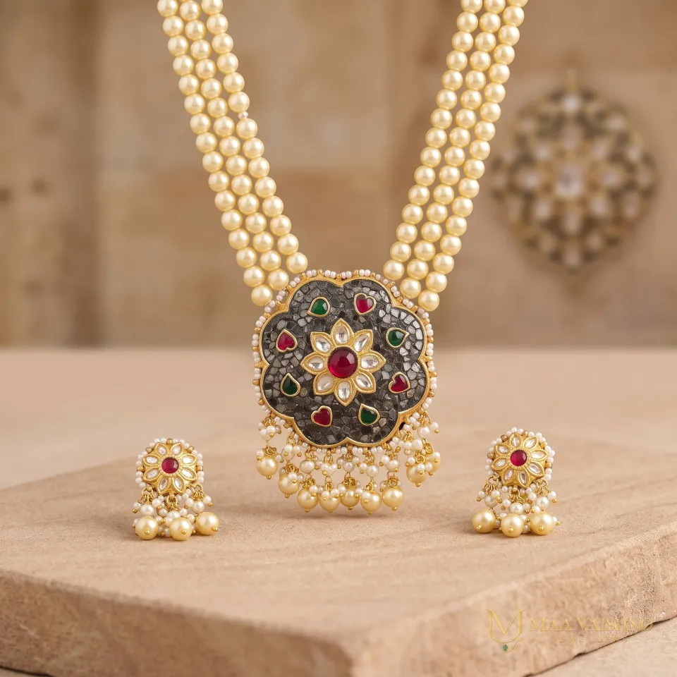 22kt Gold Polki Black Pendant Set — product photograph